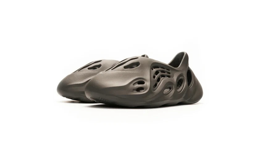 ADIDAS YEEZY FOAM RNR CARBON “Onyx”